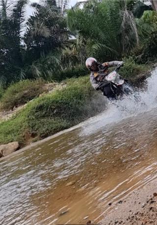 Terabas Jalur Ekstrim dan Sebrangi Sungai Alam, Kapolsek Kemuning Sambangi Emak emak Untuk Cooling S